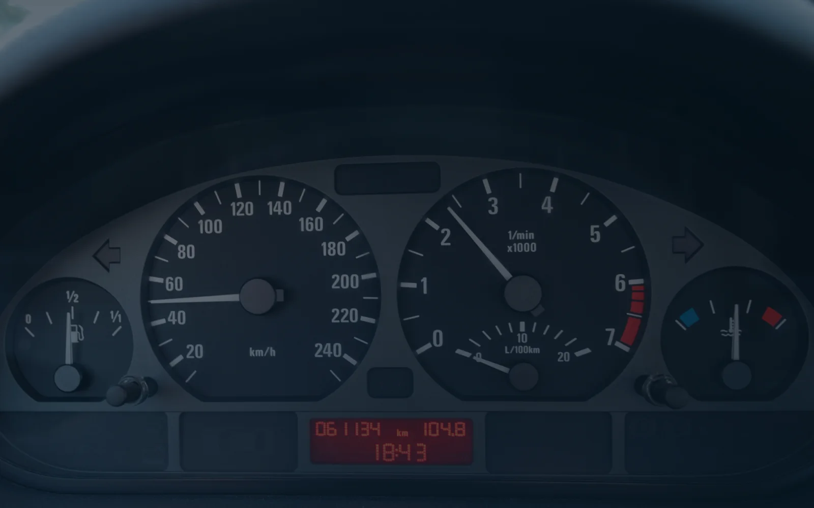 Técnico automotriz realizando diagnóstico electrónico con osciloscopio en un vehículo